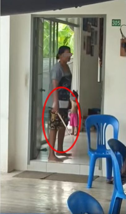 看护以木棒打老人，警捕2人