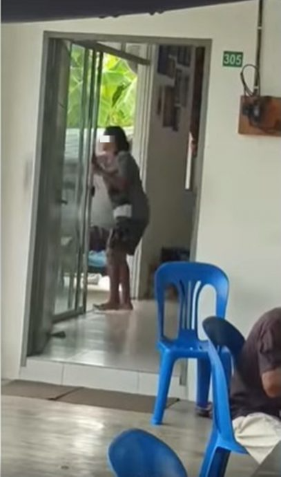 看护以木棒打老人，警捕2人