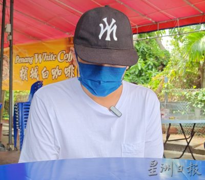 (全国版)骗学费的23岁大学生今日现身新闻发布会,并表示以性命担保悔过自新,请求大众给予他重新开始的机会。