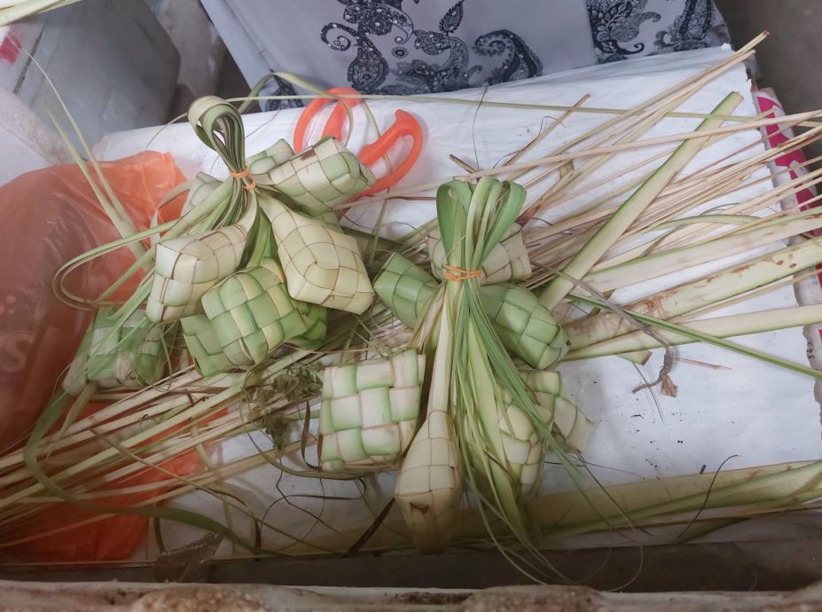 (全国版#MZB计划)华裔女孩向友族妇女学编织马来粽空袋