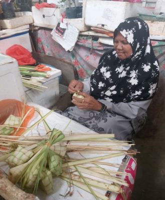 (全国版#MZB计划)华裔女孩向友族妇女学编织马来粽空袋