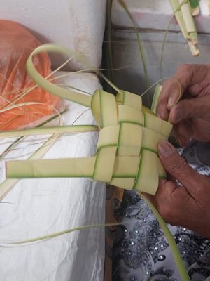 (全国版#MZB计划)华裔女孩向友族妇女学编织马来粽空袋