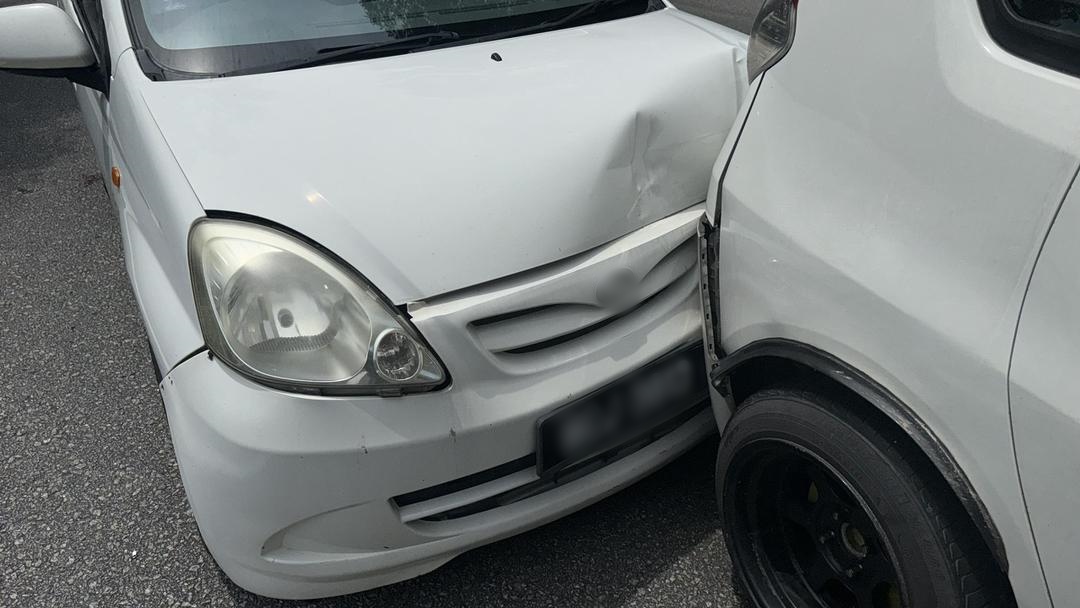 (古城主文)学员学车期间突然刹车酿6车连环撞事故