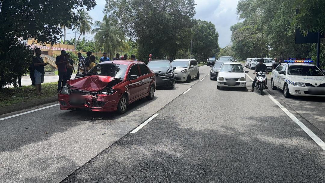 (古城主文)学员学车期间突然刹车酿6车连环撞事故