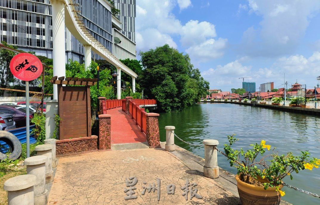 （古城封底主文）《用眼睛去旅游》：甲河畔红地毯