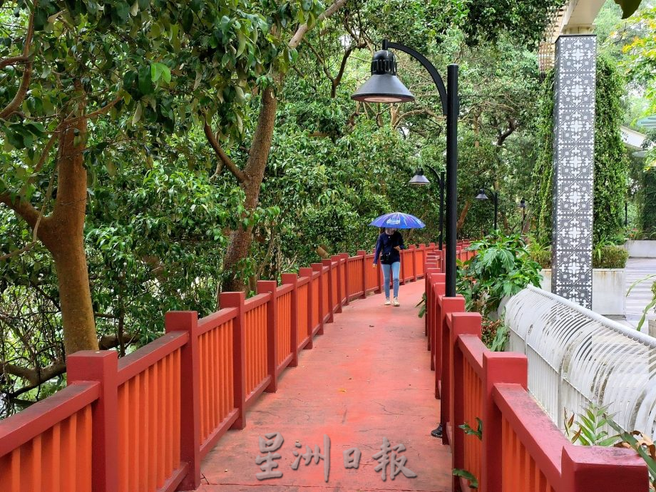 （古城封底主文）《用眼睛去旅游》：甲河畔红地毯