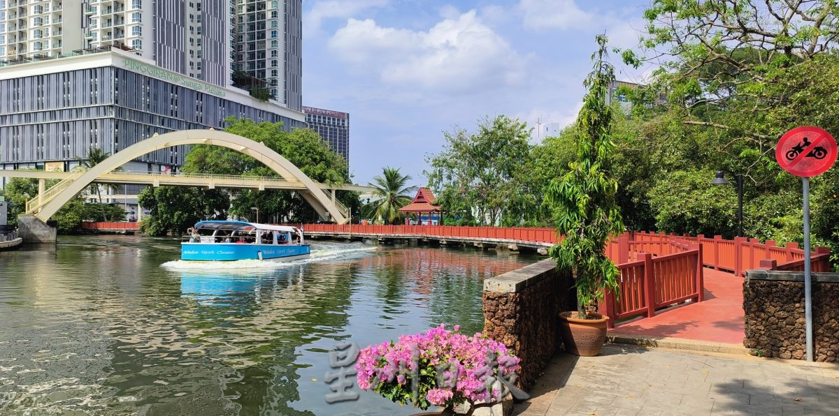 （古城封底主文）《用眼睛去旅游》：甲河畔红地毯