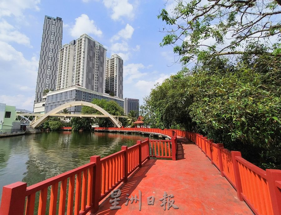 （古城封底主文）《用眼睛去旅游》：甲河畔红地毯