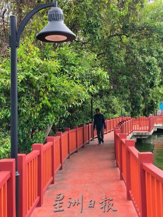 （古城封底主文）《用眼睛去旅游》：甲河畔红地毯