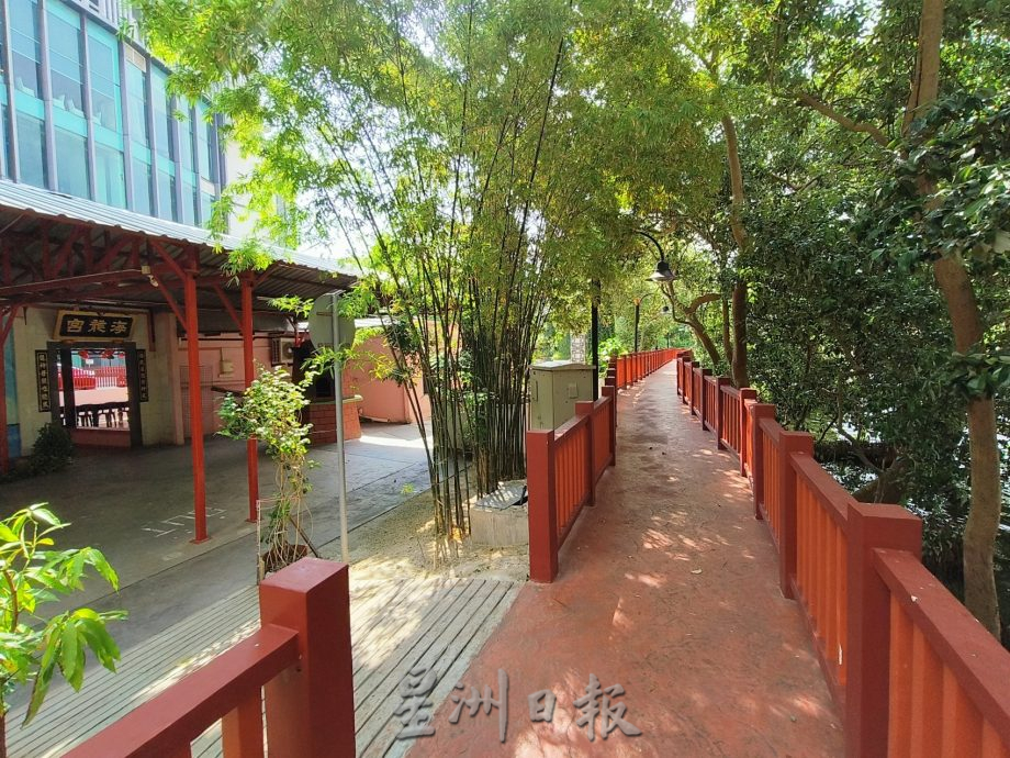 （古城封底主文）《用眼睛去旅游》：甲河畔红地毯