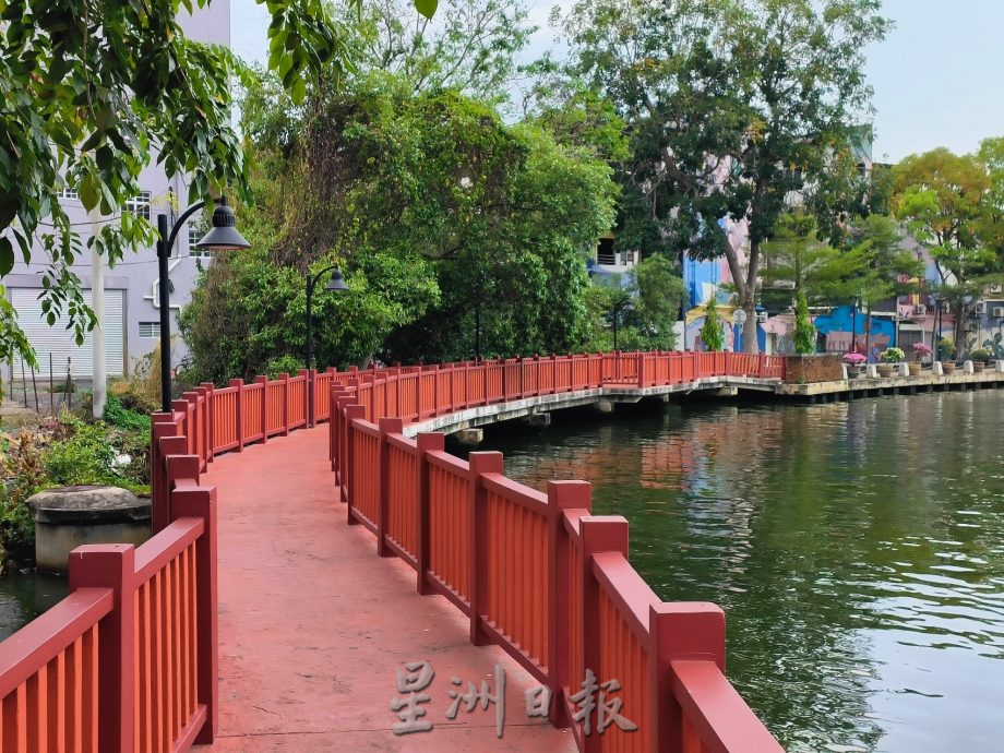 （古城封底主文）《用眼睛去旅游》：甲河畔红地毯