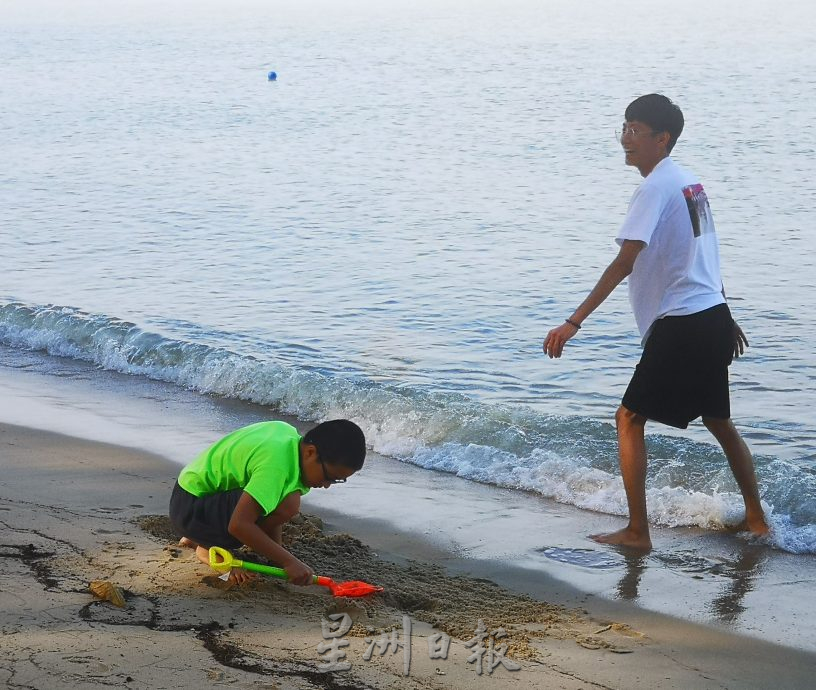(古城封底主文)开斋节与家人好友到海边度假,公主海滩涌人潮