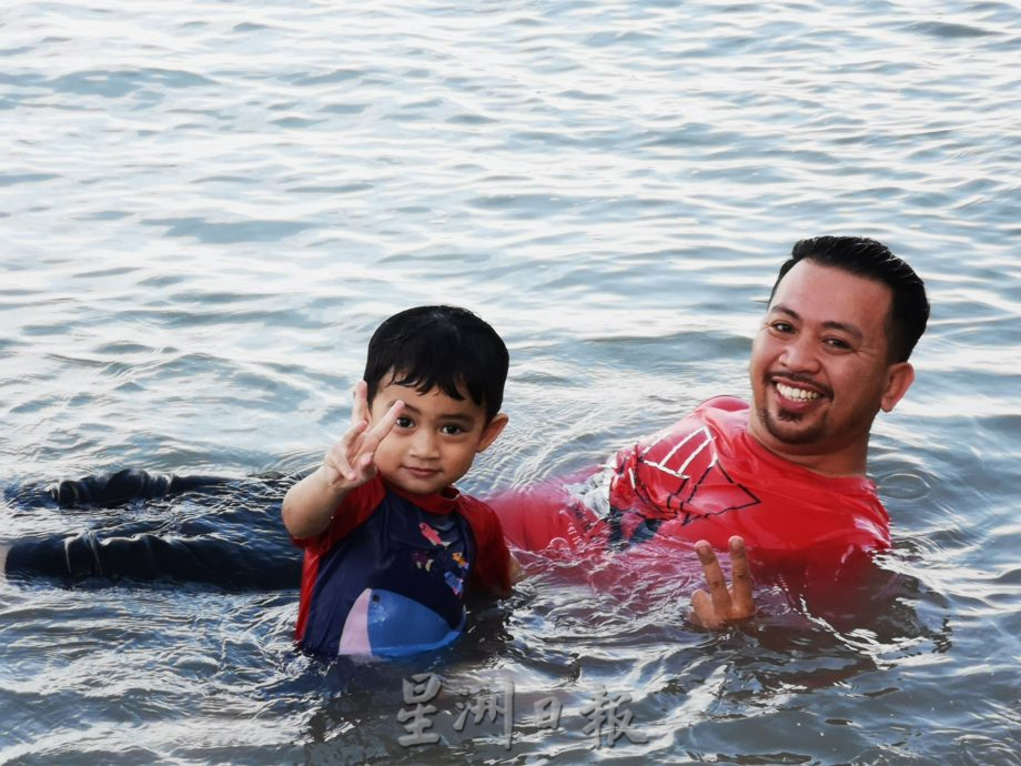 (古城封底主文)开斋节与家人好友到海边度假,公主海滩涌人潮