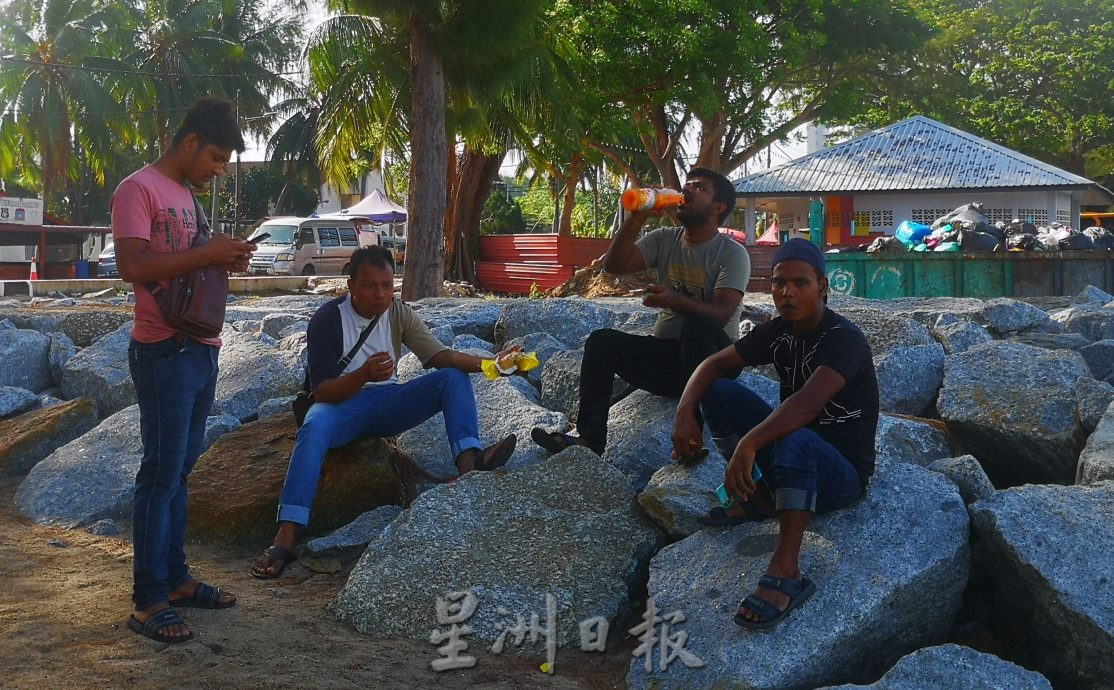 (古城封底主文)开斋节与家人好友到海边度假,公主海滩涌人潮