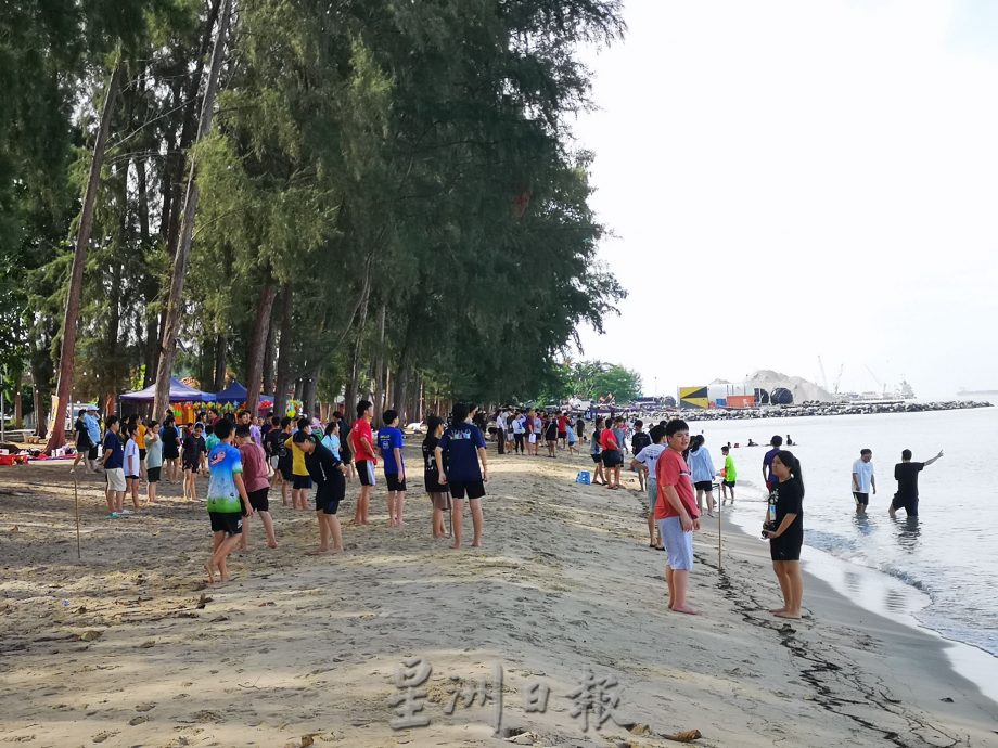 (古城封底主文)开斋节与家人好友到海边度假,公主海滩涌人潮