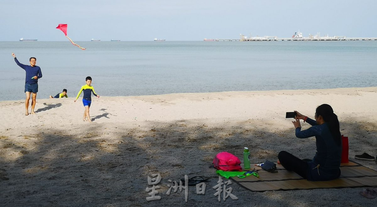 (古城封底主文)开斋节与家人好友到海边度假,公主海滩涌人潮