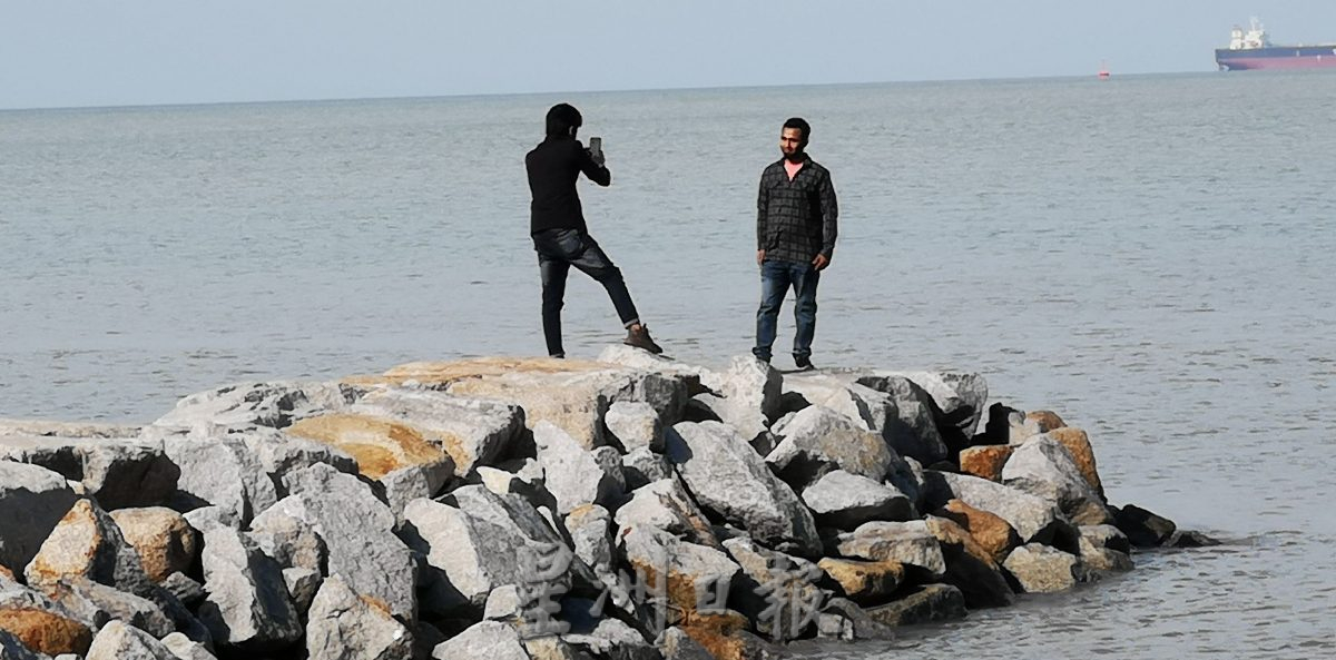 (古城封底主文)开斋节与家人好友到海边度假,公主海滩涌人潮