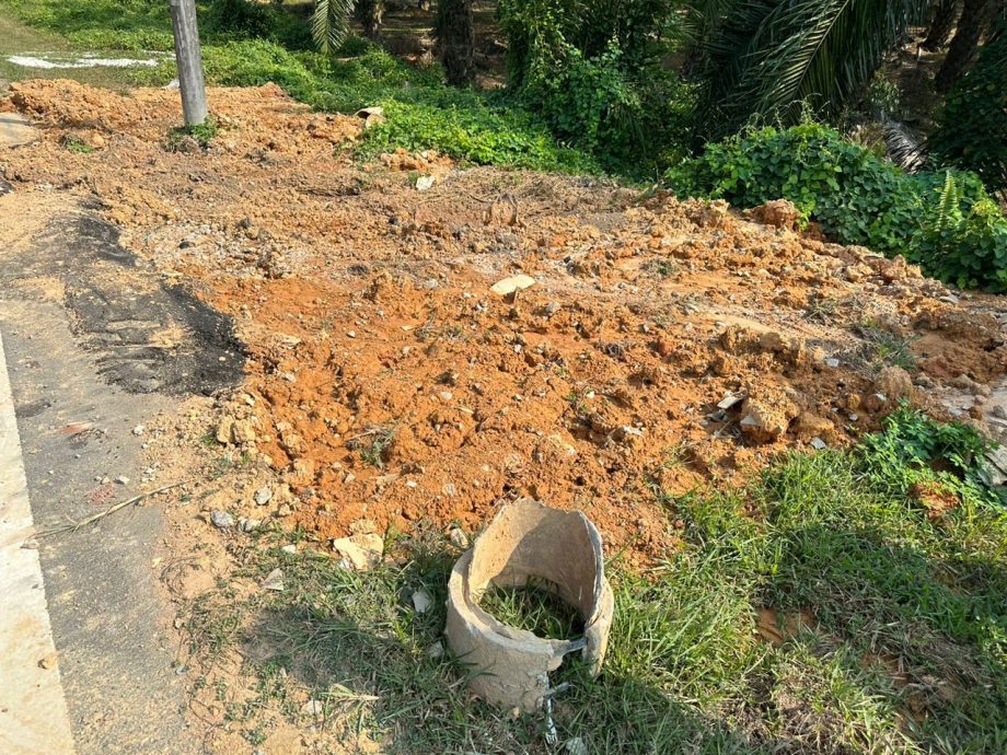 （古城封面主文）一周爆3次水管犹如“小瀑布” 马接村民频制水苦不堪言