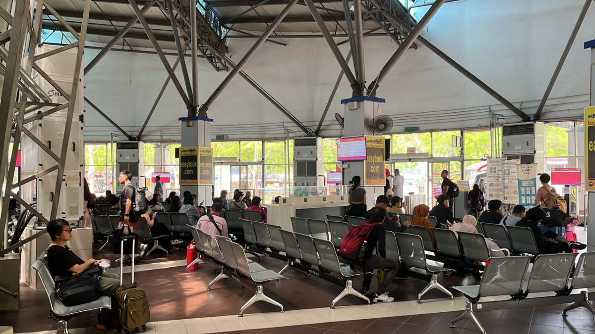 (古城封面主文)仙特拉巴士站现返乡热潮 开斋节车票热卖