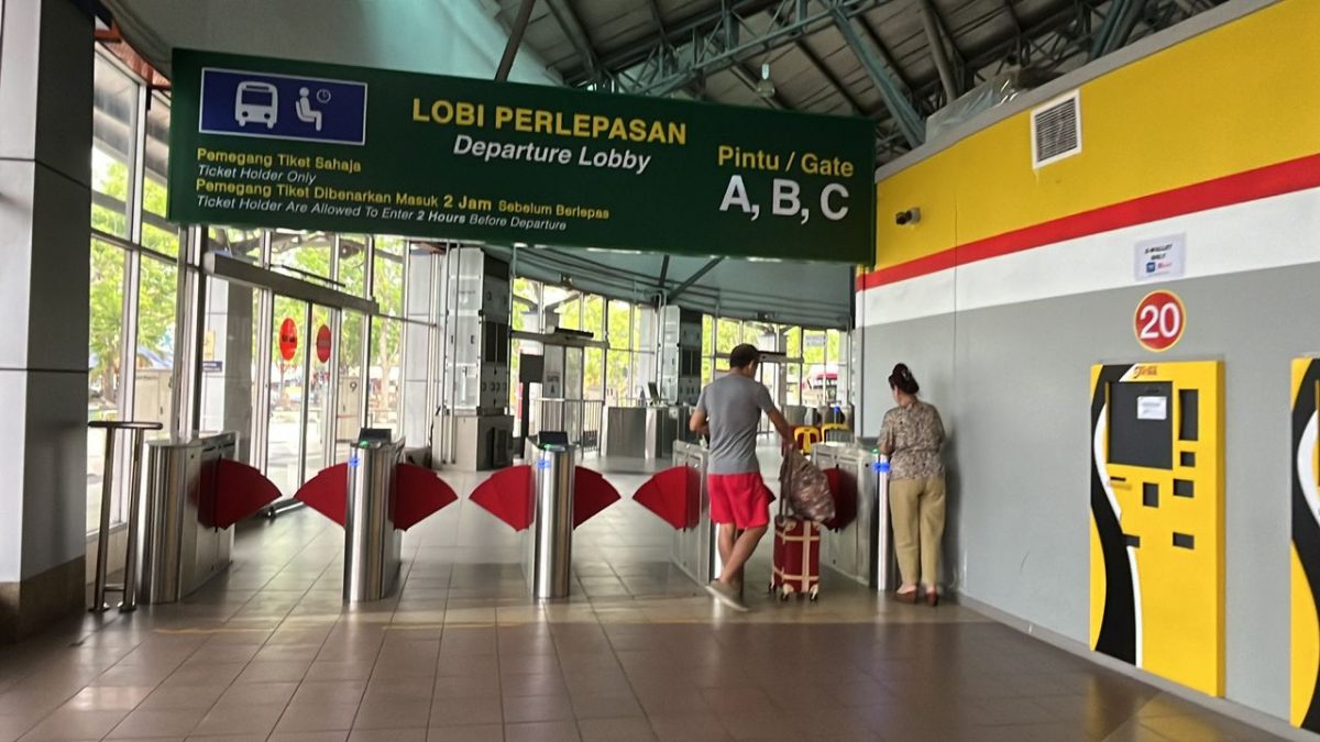 (古城封面主文)仙特拉巴士站现返乡热潮 开斋节车票热卖