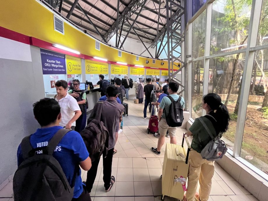 (古城封面主文)仙特拉巴士站现返乡热潮 开斋节车票热卖