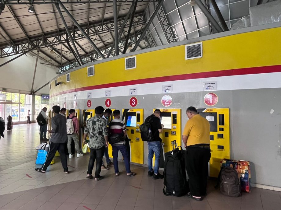 (古城封面主文)仙特拉巴士站现返乡热潮 开斋节车票热卖