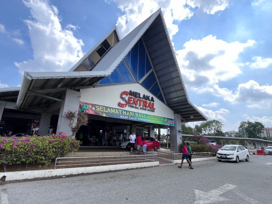 (古城封面主文)仙特拉巴士站现返乡热潮 开斋节车票热卖