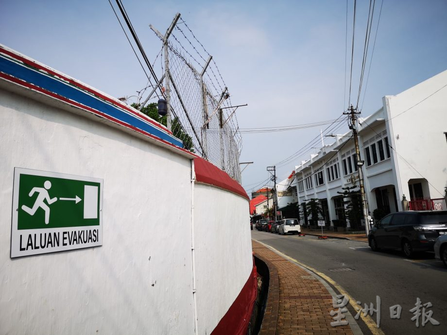 (古城封面主文)市厅“世遗区灾难管理计划” 于老街设“疏散通道”告示牌 疏散民众