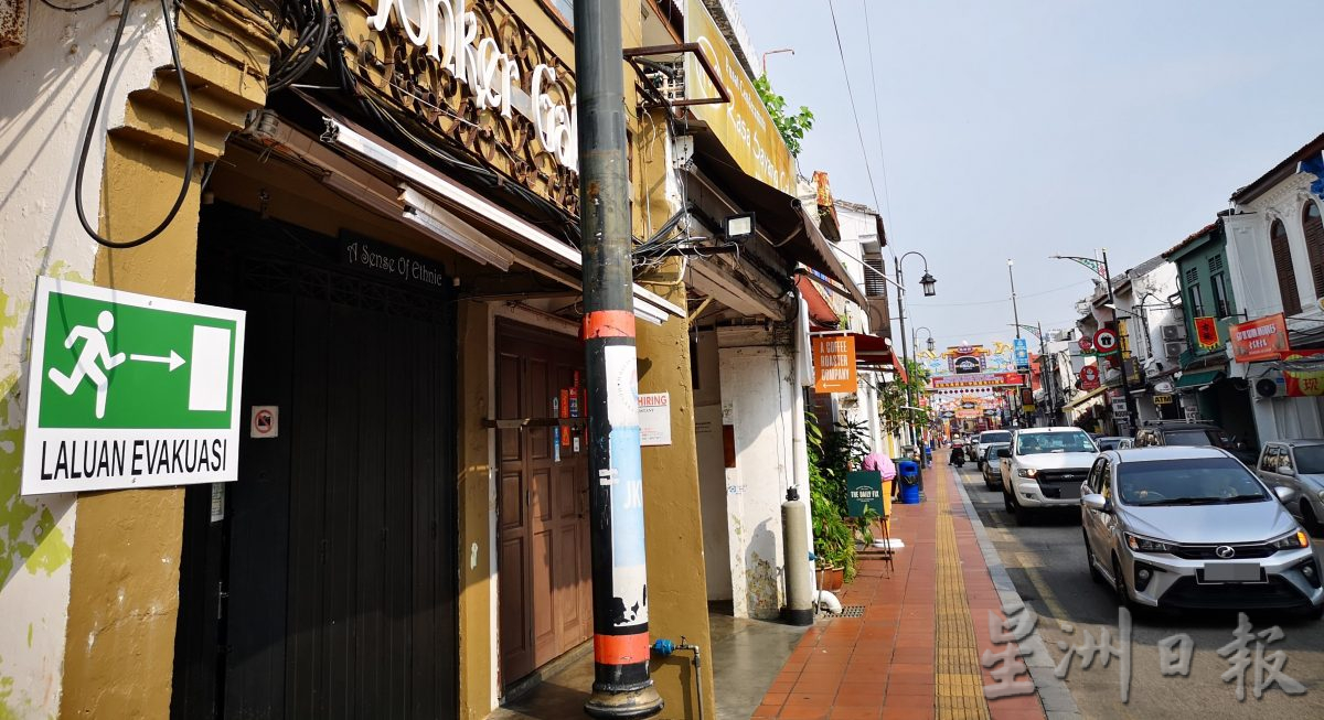 (古城封面主文)市厅“世遗区灾难管理计划” 于老街设“疏散通道”告示牌 疏散民众