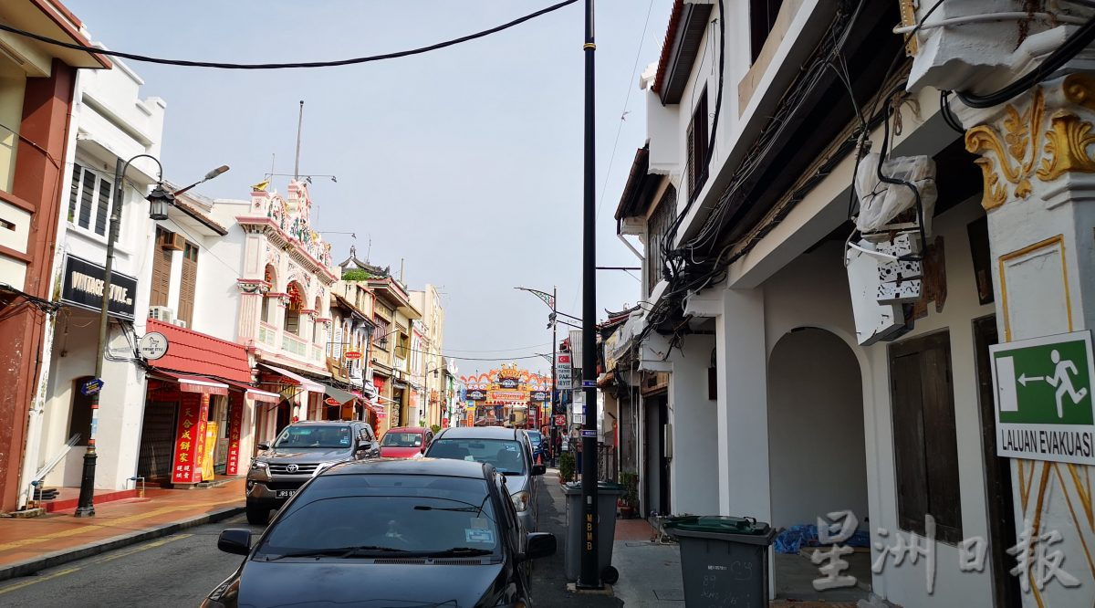 (古城封面主文)市厅“世遗区灾难管理计划” 于老街设“疏散通道”告示牌 疏散民众