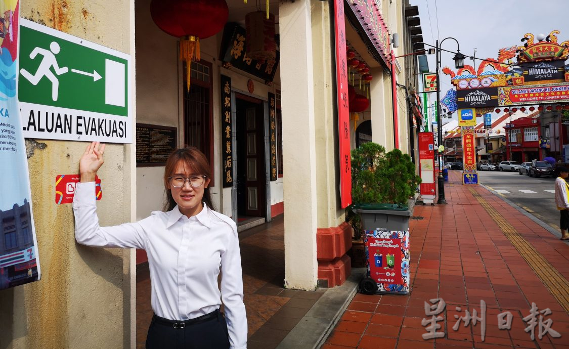 (古城封面主文)市厅“世遗区灾难管理计划” 于老街设“疏散通道”告示牌 疏散民众