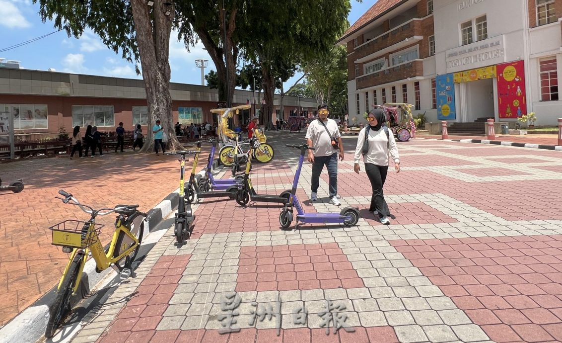 (古城封面副文)共享滑板车单车随地放·影响古迹区观感