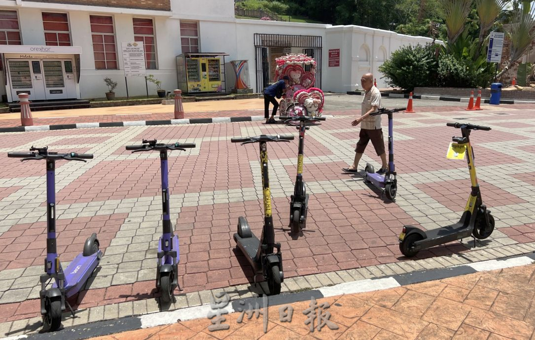 (古城封面副文)共享滑板车单车随地放·影响古迹区观感