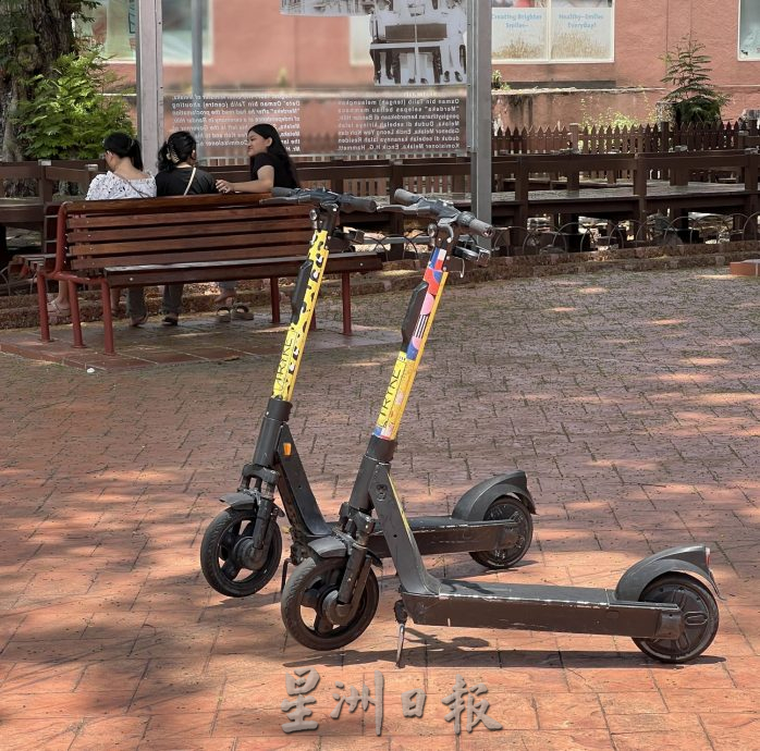 (古城封面副文)共享滑板车单车随地放·影响古迹区观感