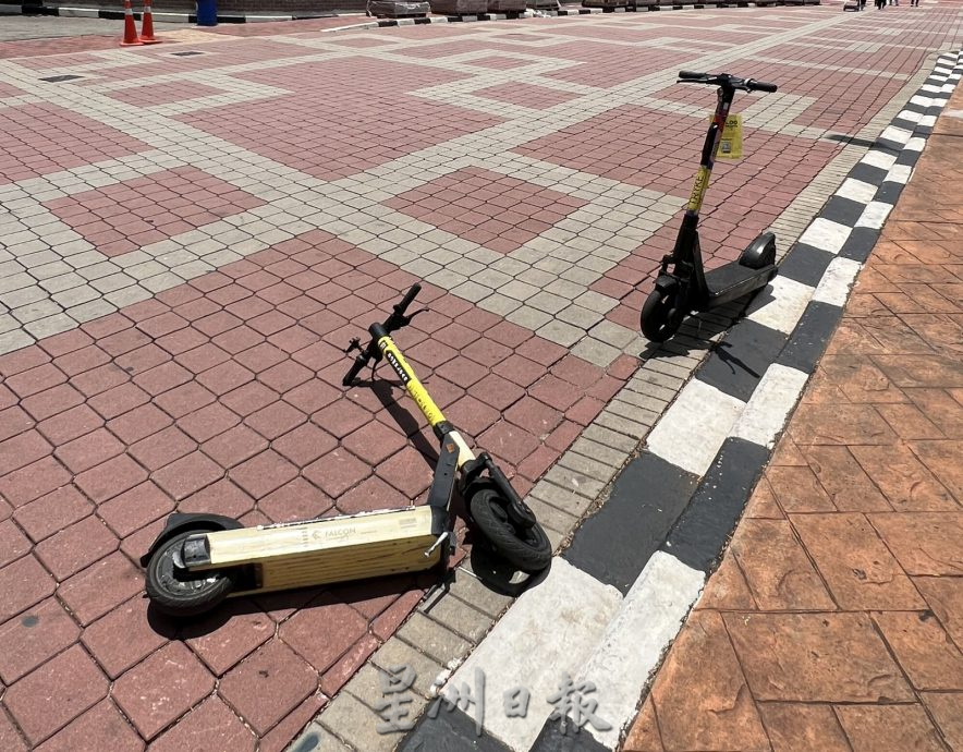 (古城封面副文)共享滑板车单车随地放·影响古迹区观感