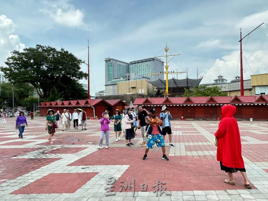 （古城封面副文）古城门更换地砖工程未竣工 访客受促小心留意免跌倒