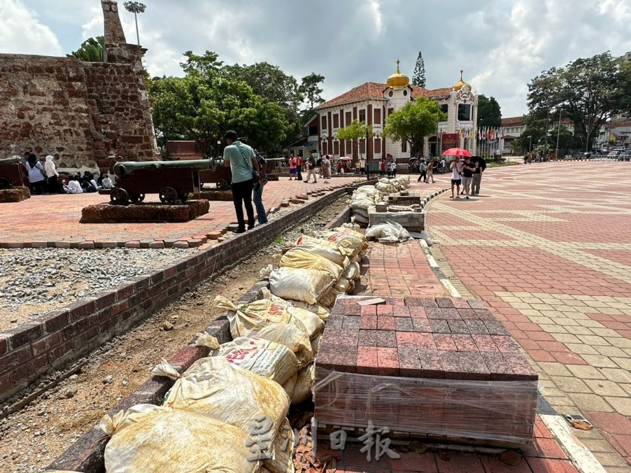 （古城封面副文）古城门更换地砖工程未竣工 访客受促小心留意免跌倒