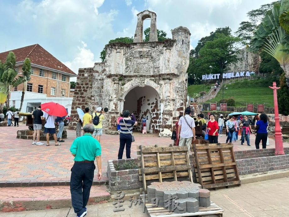 （古城封面副文）古城门更换地砖工程未竣工 访客受促小心留意免跌倒