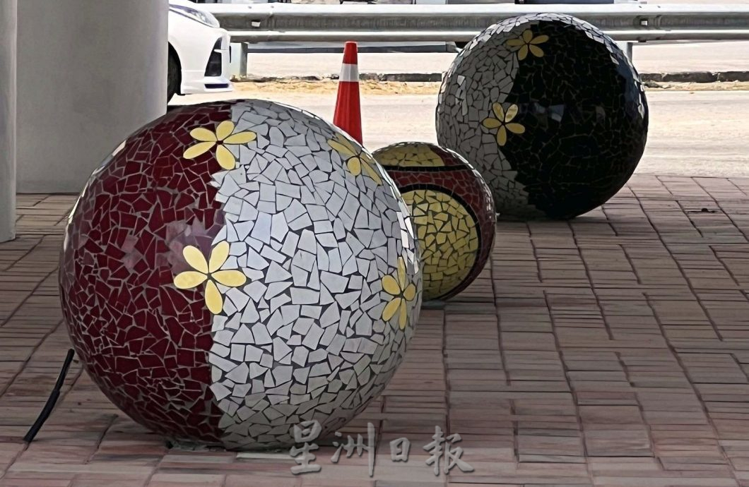 （古城封面副文）天桥底琉璃球设计亮相：网民笑言像极了内裤