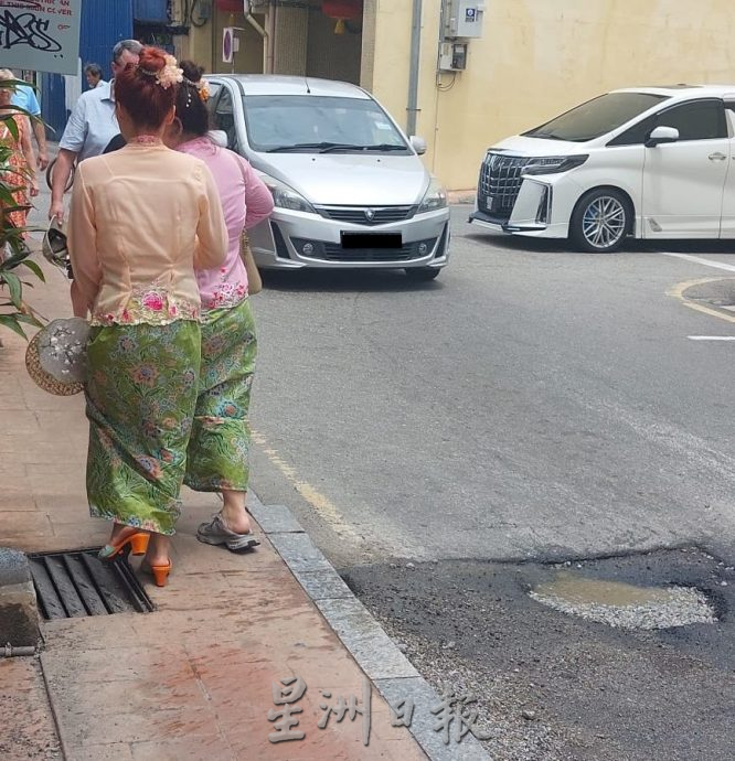 （古城版）荷兰街马路又现路洞