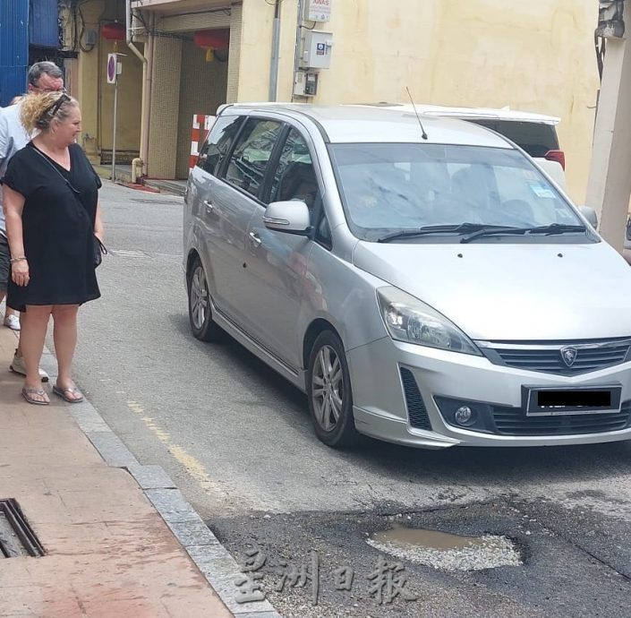 (古城版)荷兰街马路又现路洞