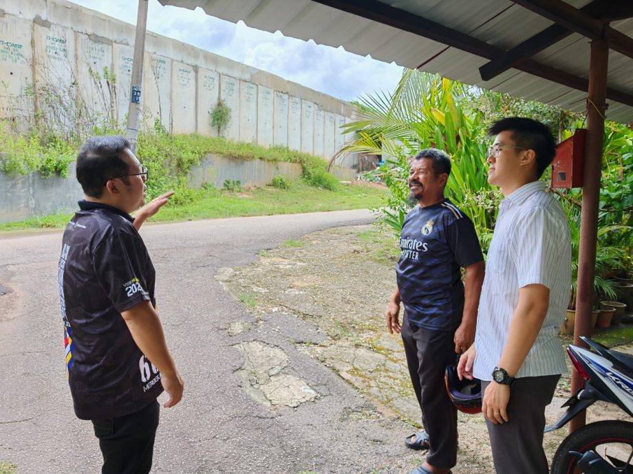 (古城第5版主文)山坡上洋灰墙倾斜,村民担心随时倒下