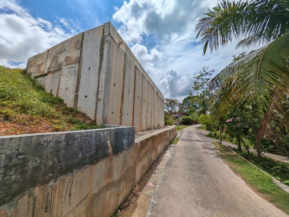 (古城第5版主文)山坡上洋灰墙倾斜,村民担心随时倒下