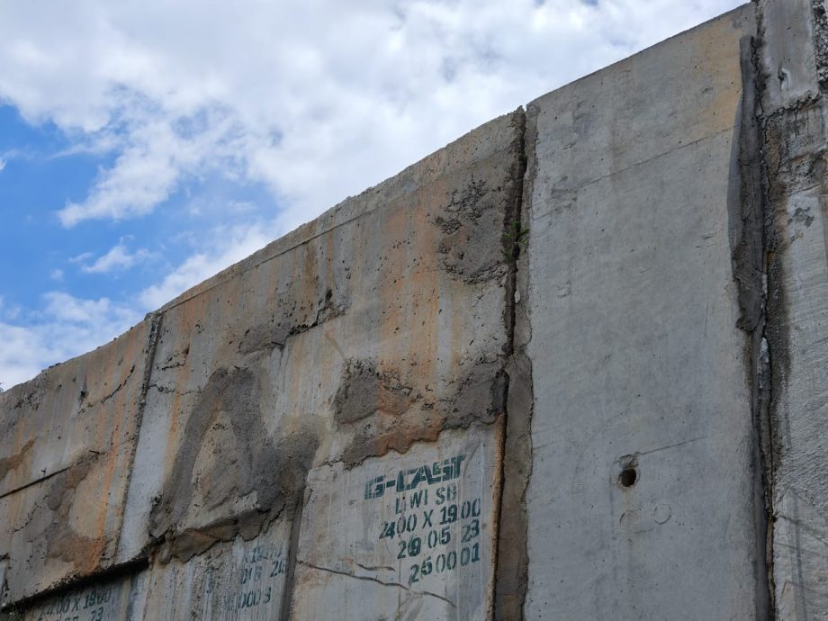 (古城第5版主文)山坡上洋灰墙倾斜,村民担心随时倒下