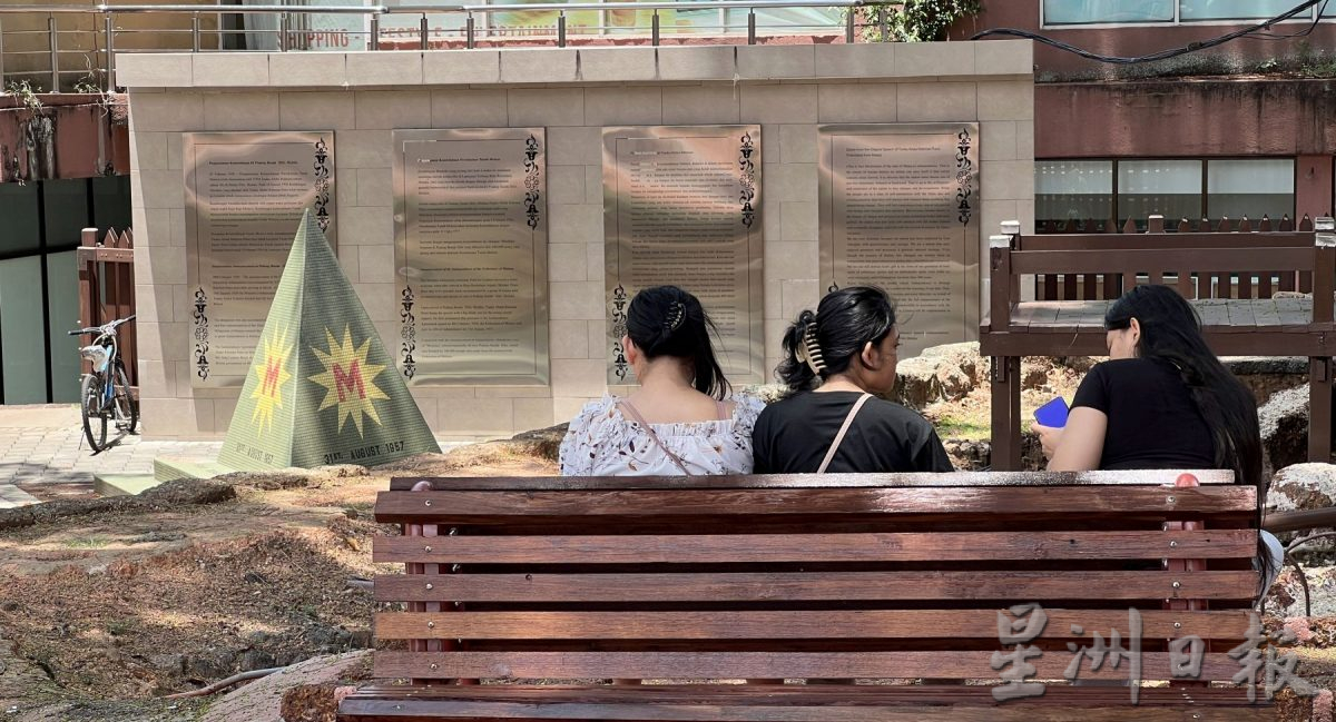 (古城第三版主文)位于角落 缺明显指示牌·国家独立纪念碑被错过