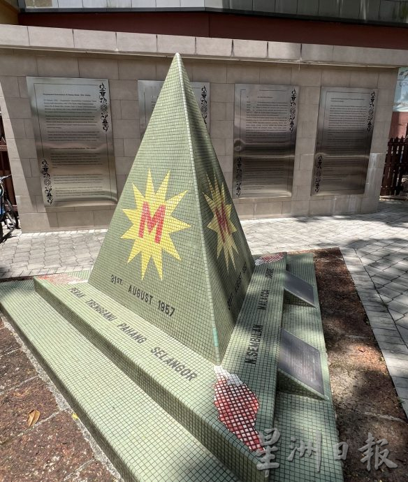 (古城第三版主文)位于角落 缺明显指示牌·国家独立纪念碑被错过