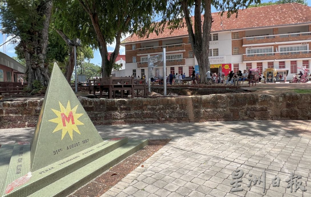 (古城第三版主文)位于角落 缺明显指示牌·国家独立纪念碑被错过