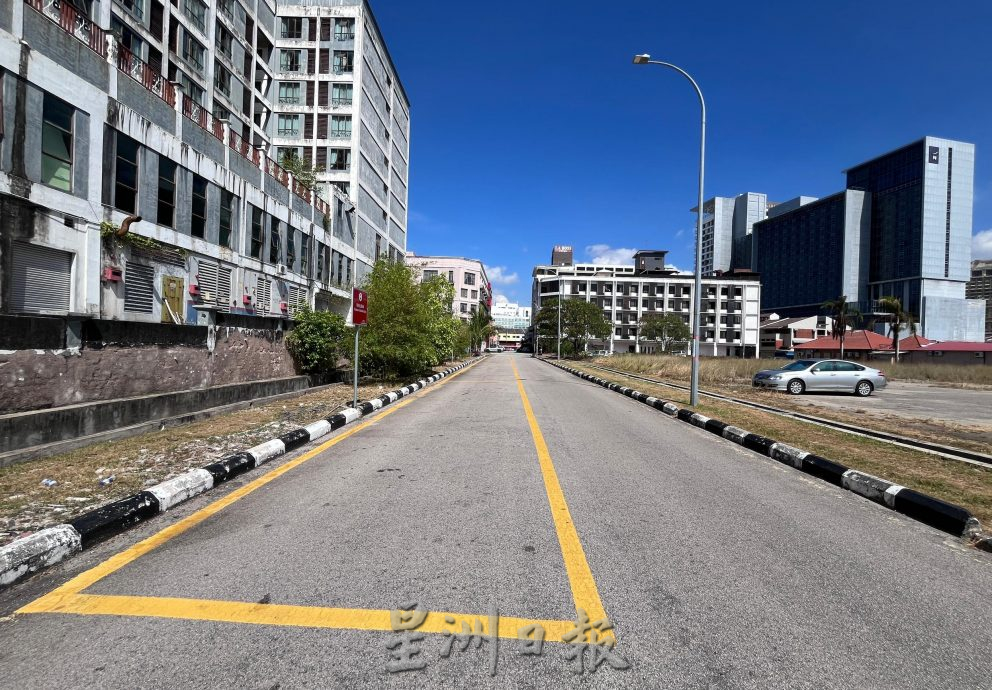 （古城第三版主文）马六甲拉也4路被巴士停车格占据半边车道