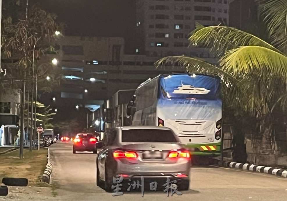 （古城第三版主文）马六甲拉也4路被巴士停车格占据半边车道