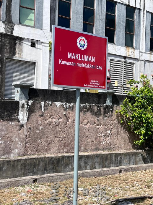 （古城第三版主文）马六甲拉也4路被巴士停车格占据半边车道